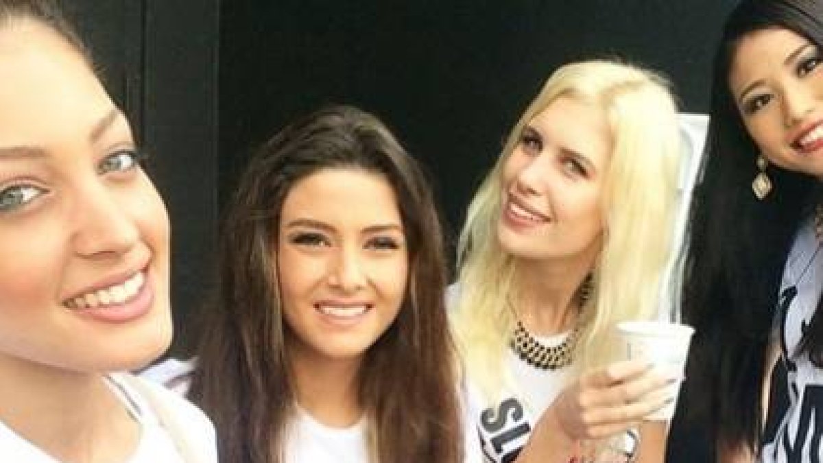 Miss Israel, a la izquierda, junto a Miss Líbano, la segunda por la izquierda, en el selfi que ha generado la polémica.-