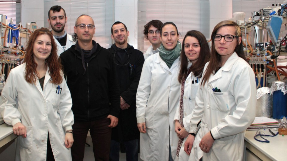 Roberto Sanz, tercero por la izquierda, en uno de los laboratorios de la UBU. ECB