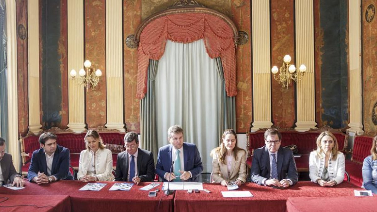 El alcalde, en el centro de la imagen, desarrolló su discurso rodeado de los concejales del equipo de Gobierno.-SANTI OTERO