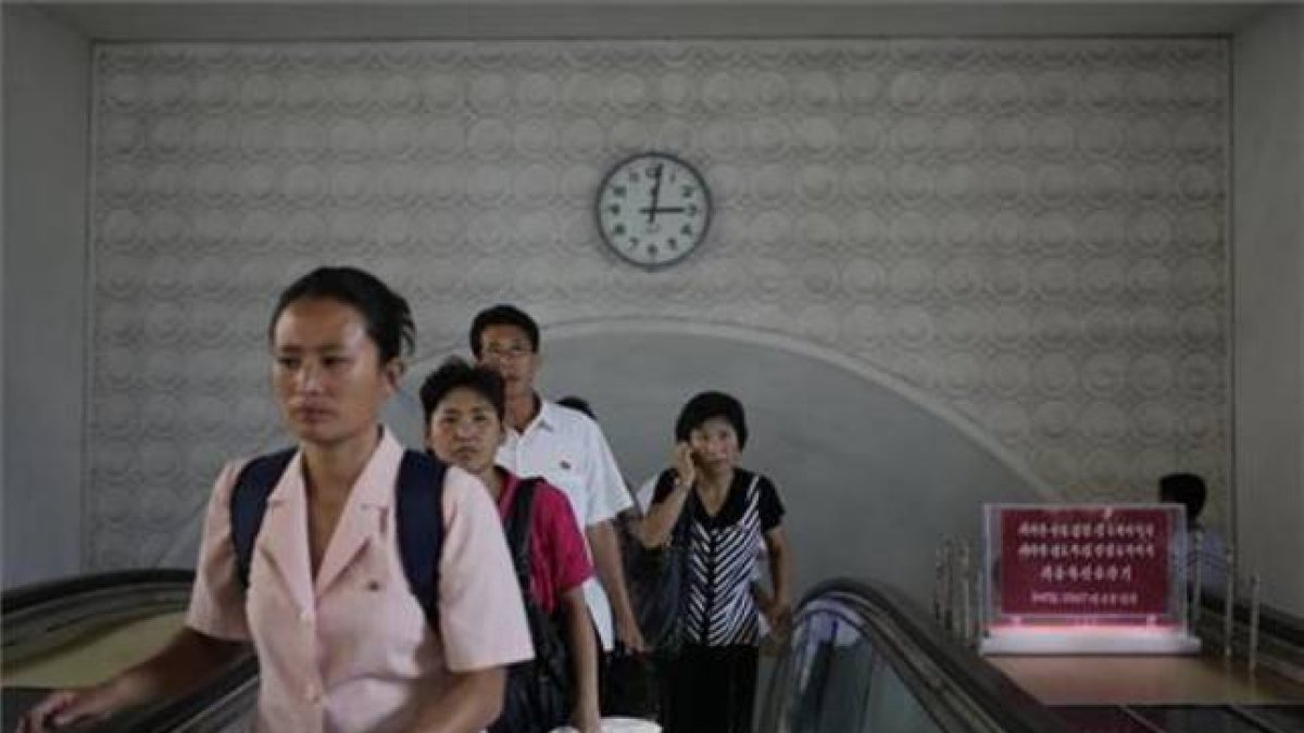 Un reloj cuelga en la pared de una estación de metro en Corea del Norte, donde este viernes se ha comunicado el cambio de huso horario.-AP