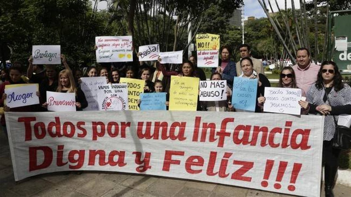 Protesta contra los abusos a los menores en Asunción, ayer.-Foto: EL PERIÓDICO