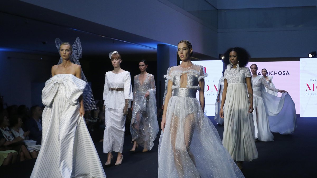 instante final del desfile de la colección de novias de La Caprichosa. SANTI OTERO