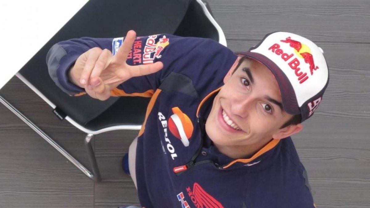 Marc Márquez (Honda) hace la señal de la victoria.-EMILIO PÉREZ DE ROZAS