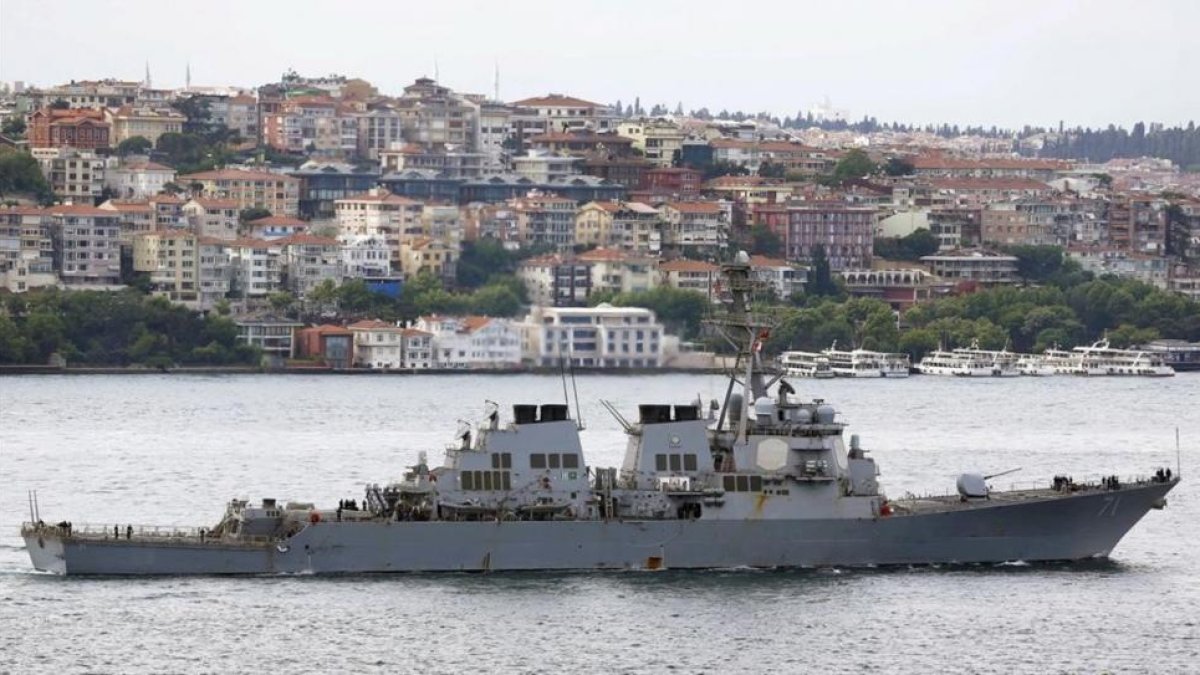 El destructor 'USS Ross' navega por el Bósforo tras finalizar una misión en Estambul, en junio del 2015.-REUTERS / MURAD SEZER