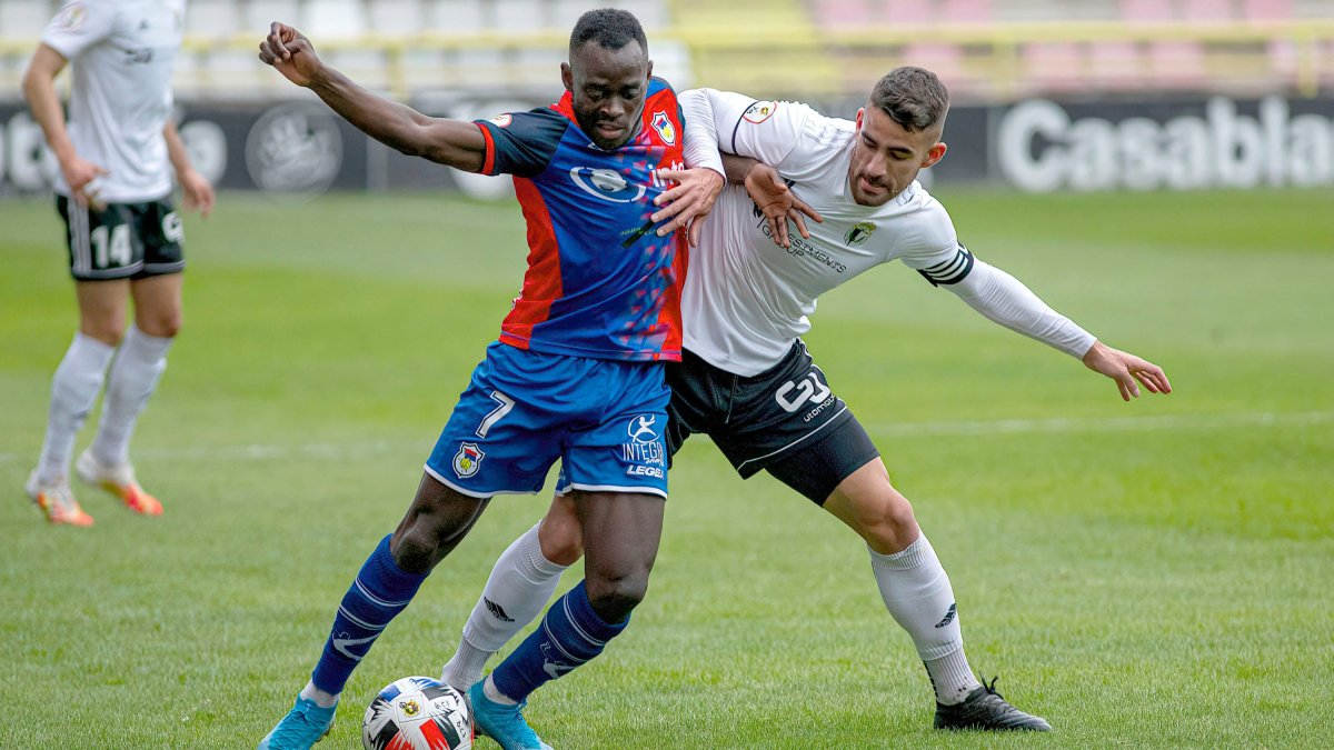 Undabarrena presiona a un rival en el partido correspondiente a la primera vuelta. SANTI OTERO