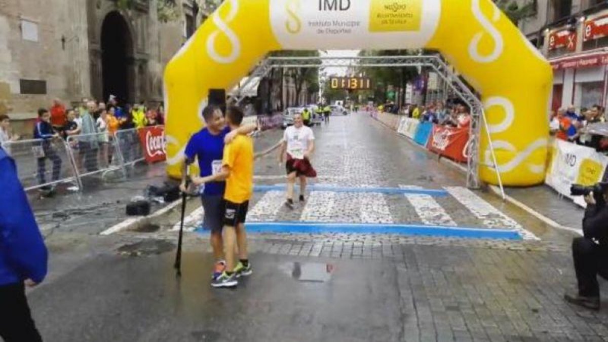 Francisco Vaquero terminó los 10 kilómetros pese a sus dificultades.-EL PERIÓDICO