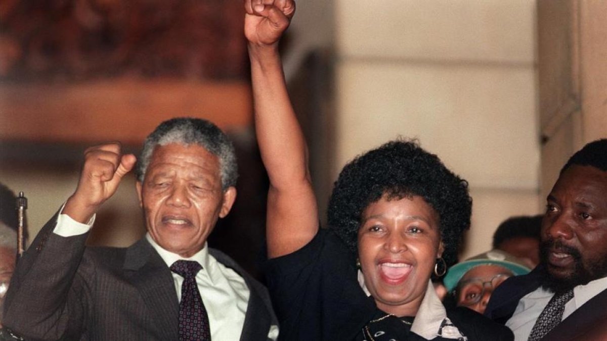 Winnie Mandela (derecha) junto a su exesposo, Nelson Mandela, en una imagen de archivo, en 1990, cuando el líder del ANC fue excarcelado.-AFP / WALTER DHLADHLA