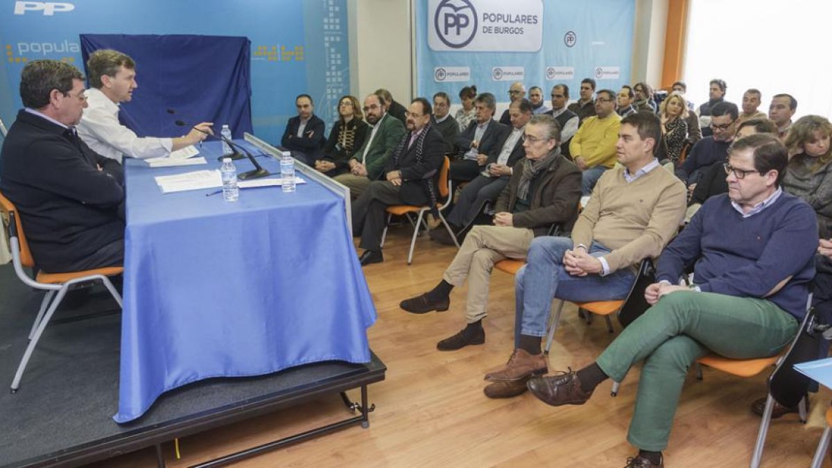 Rico y Lacalle (presidente y secretario provincial del PP, respectivamente), se dirigen a los miembros de la junta directiva.-SANTI OTERO