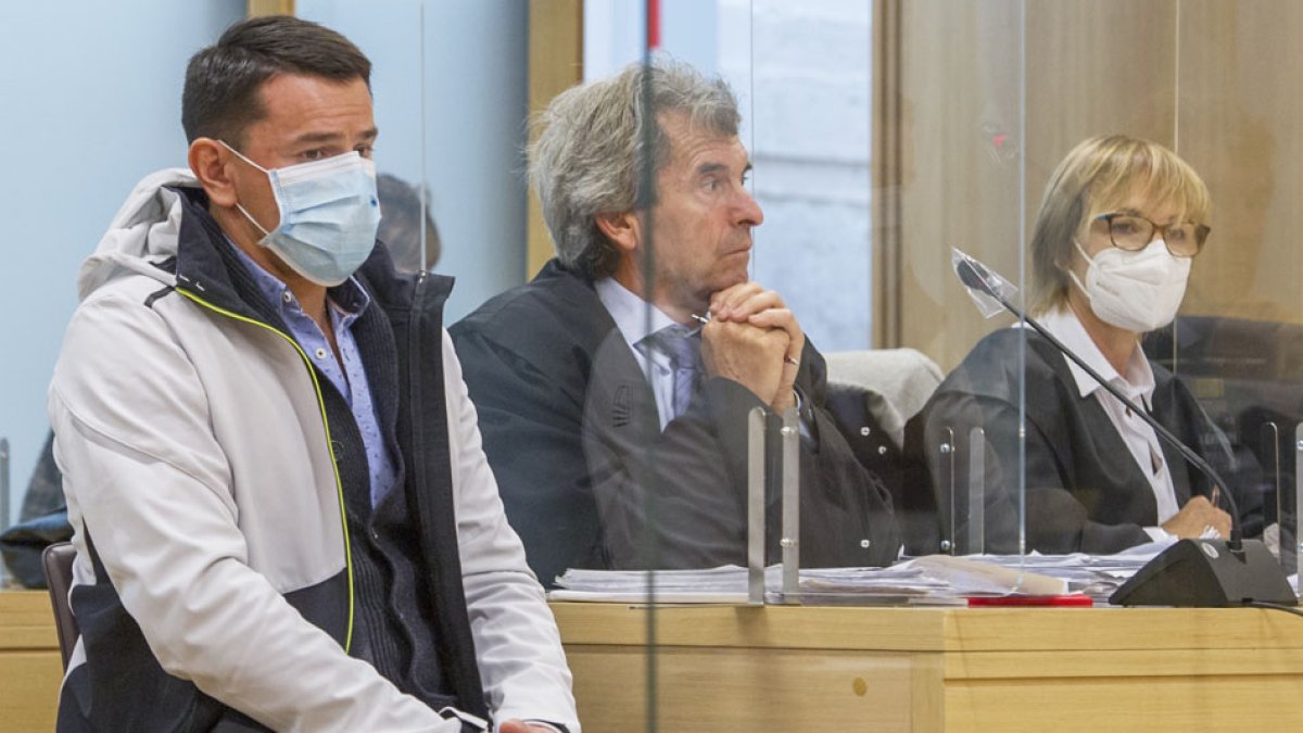 El acusado, durante una de las sesiones del juicio celebraado en la Audiencia. ISRAEL L. MURILLO