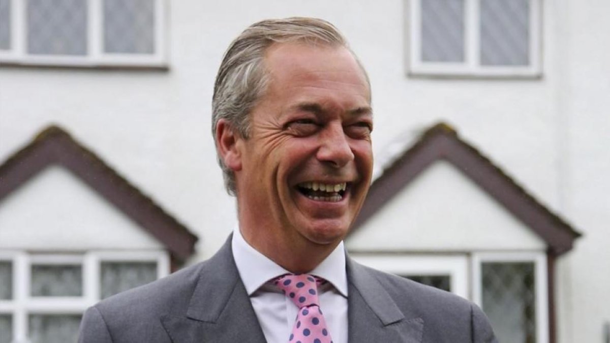 Nigel Farage, líder del UKIP, sonríe en el exterior de su casa, en Downe, antes de ir a votar.-AP / GARETH FULLER