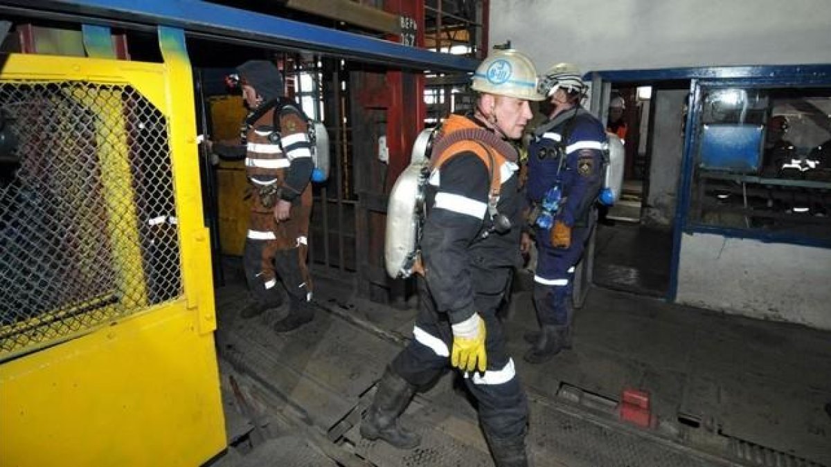 EFE Miembros de los servicios de rescate en la mina de carbó Severnaya.-EFE