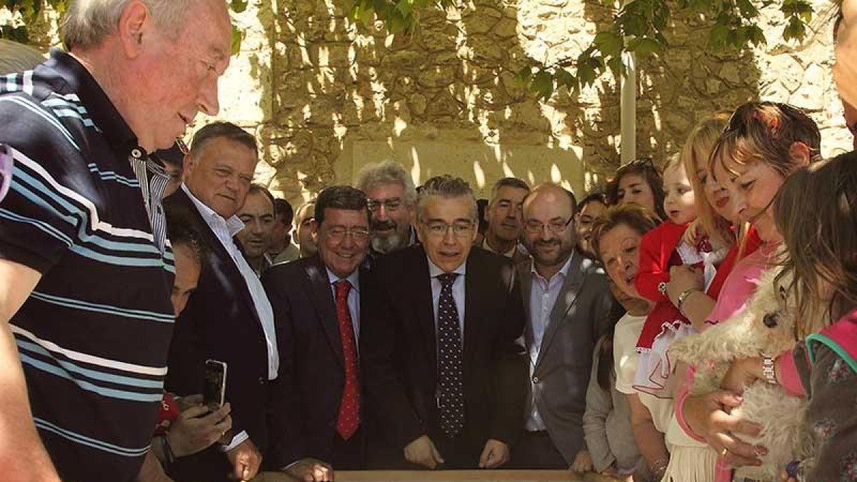 El alcalde de Briviesca, Marcos Peña, prueba suerte en el juego de la taba bajo la atenta mirada del público.-G.G.