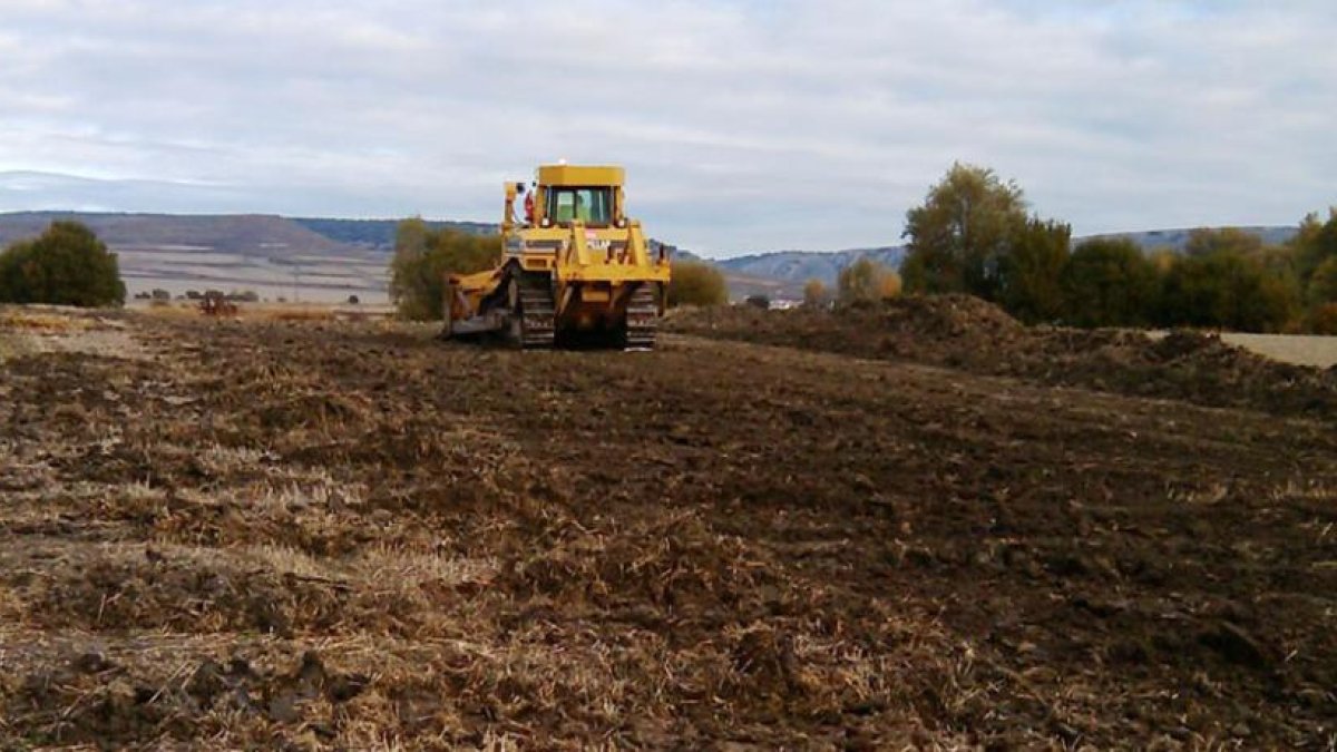 Una máquina ya ha comenzado a remover las tierras para el inicio de los trabajos que realiza Acuaes.-ECB