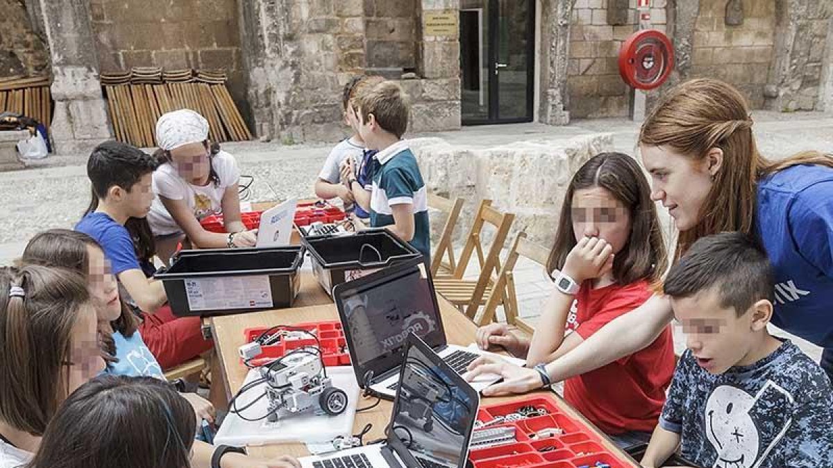 Un monitor da explicaciones a unos niños en un taller de La Estación.-SANTI OTERO