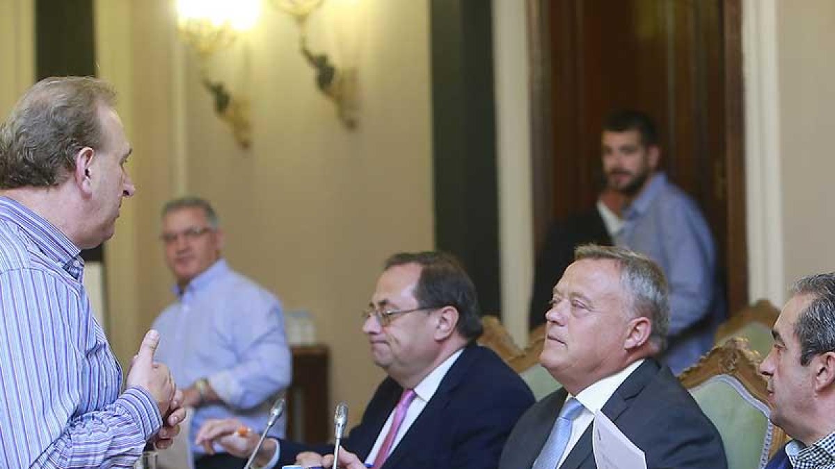 Diputados provinciales del PP y de Ciudadanos conversan antes de un pleno.-RAÚL G. OCHOA