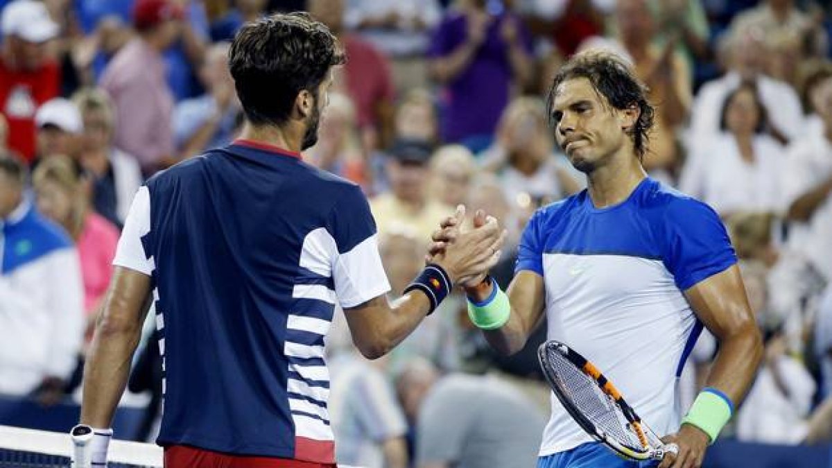 Rafa Nadal y Feliciano López se saludan tras el partido que ha ganado este último, en Cincinnati.-Foto: AP / JOHN MINCHILLO