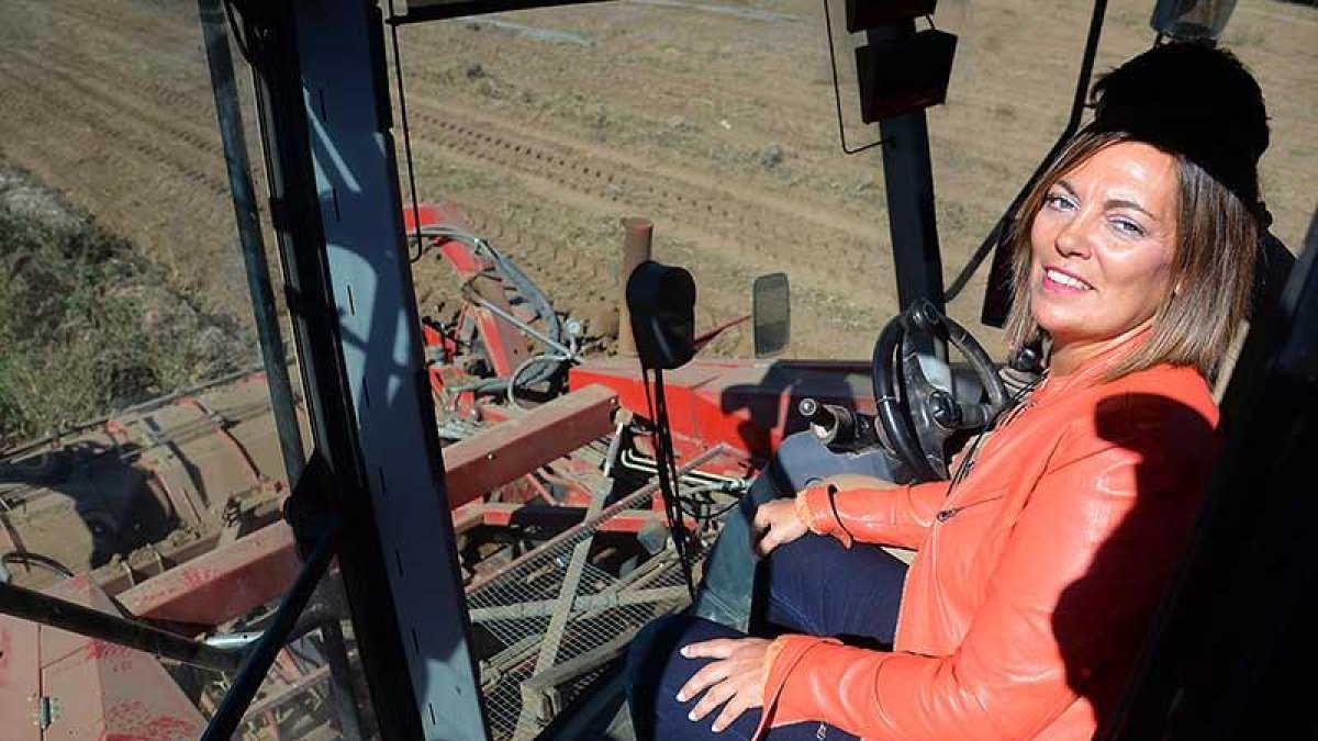 La consejera de Agricultura y Ganadería,Milagros Marcos, durante su visita de ayer a Quintanilla del Agua.-ICAL