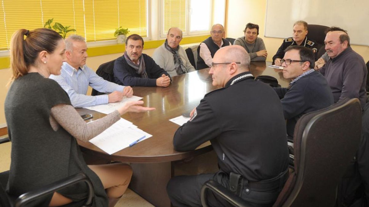 Gema Conde explica a los vecinos las posibles actuaciones en la reunión que se celebró en la sede de la Policía Local.-ISRAEL L. MURILLO