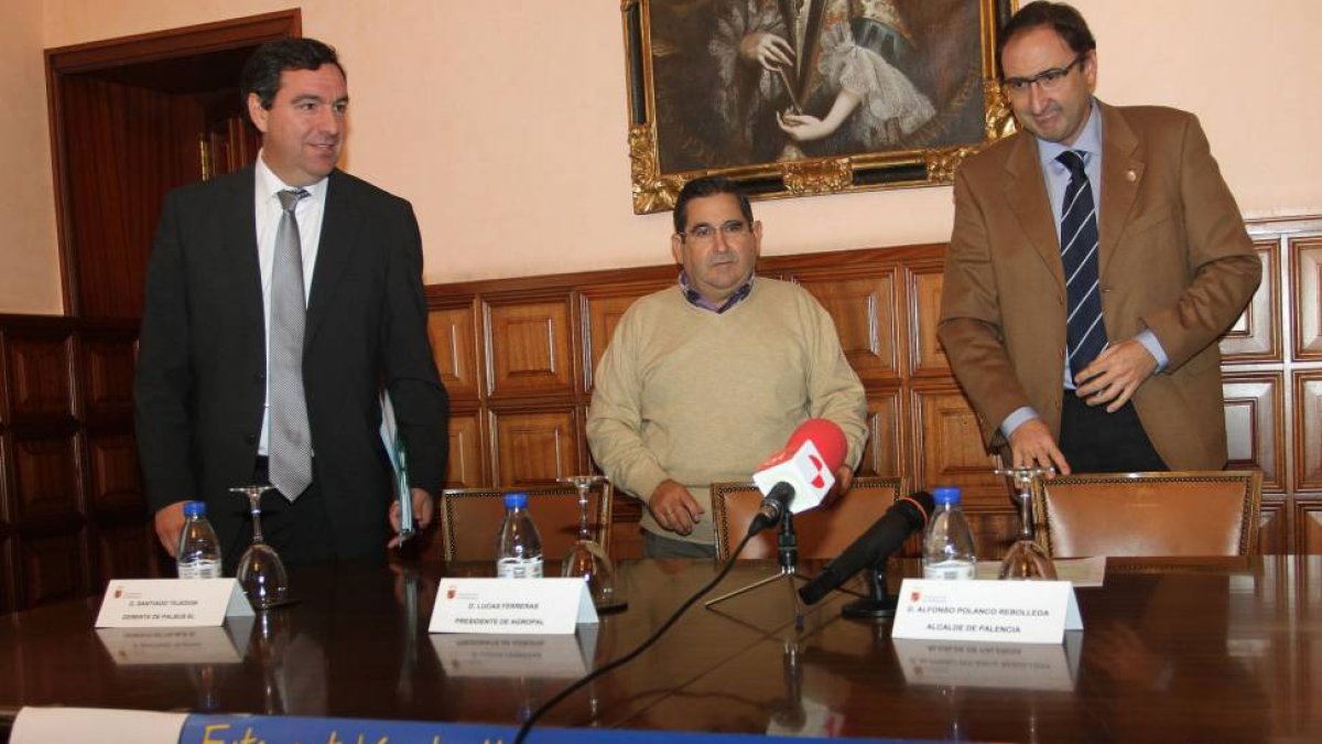 El gerente de Palbús, Santiago Tejedor; el presidente de Agropal, Lucas Ferreras y el alcalde de Palencia, Alfonso Polanco, presentan una iniciativa sobre transporte urbano-Ical
