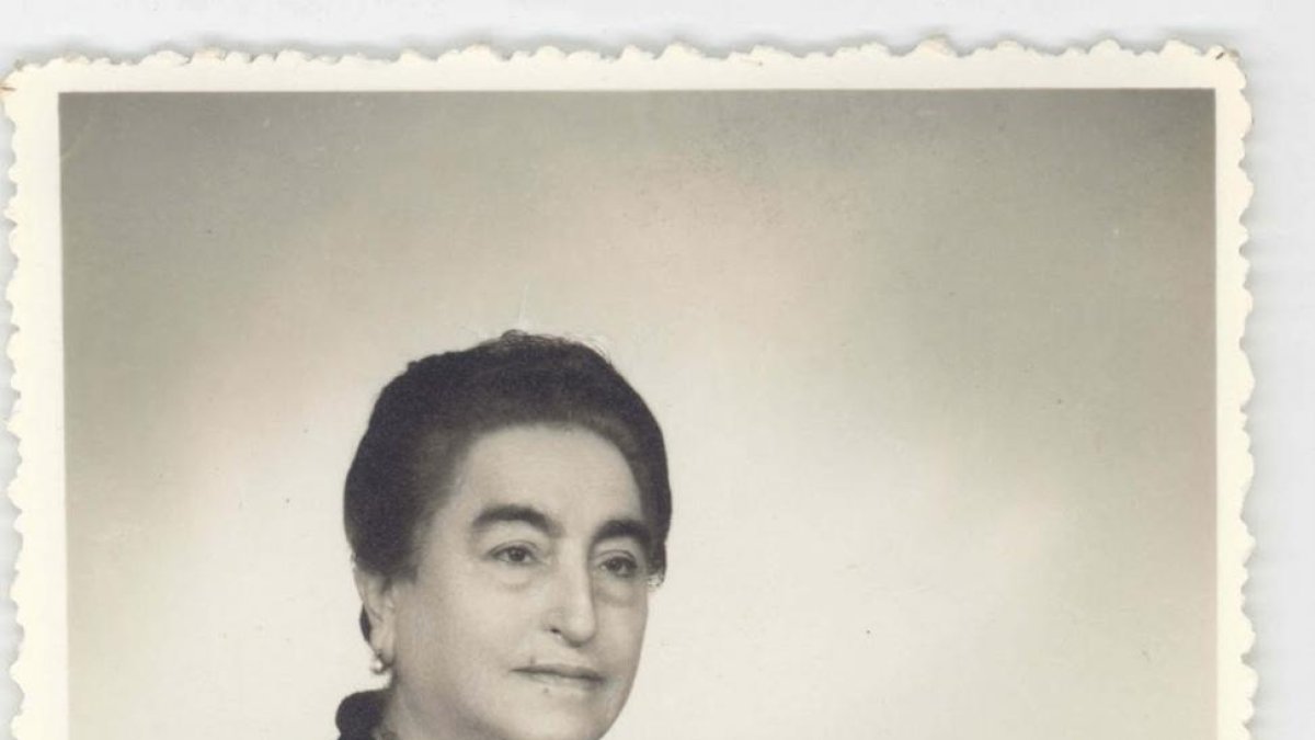 La maestra de Villamanín en una imagen junto a su creación.-ROSA MILLÁN GARCÍA