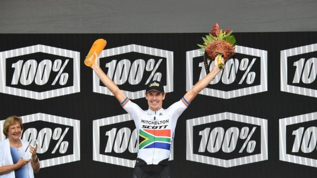 Daryl Impey, en el podio, tras su victoria.-EPA/ AP