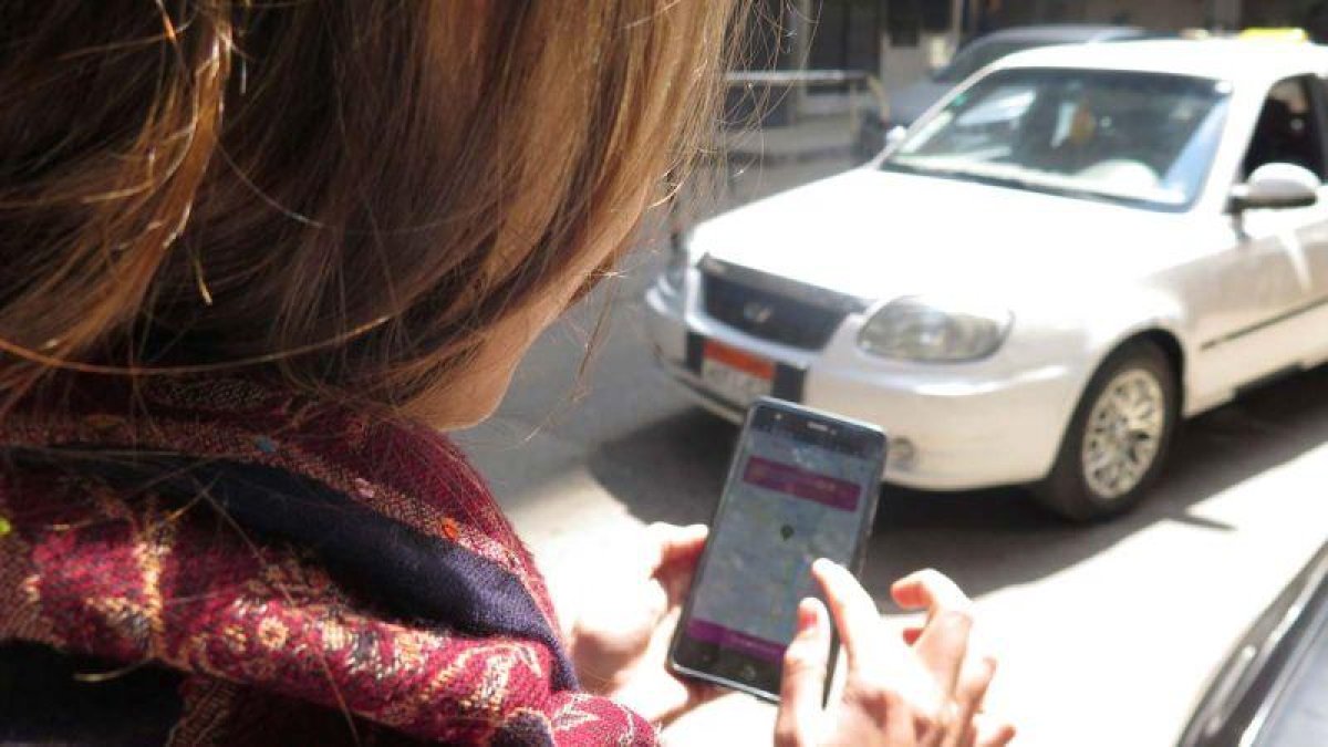 Una app de taxi solo para mujeres ayuda a combatir el acoso y el desempleo en Egipto.-CARLES GRAU