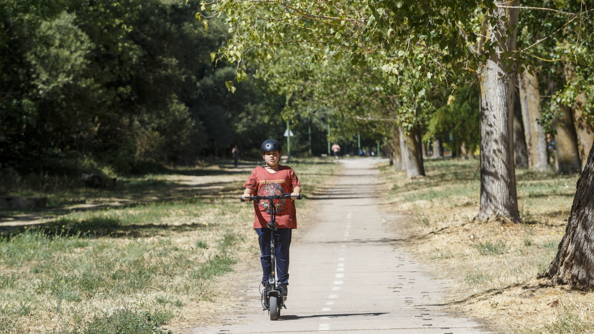 Una persona utiliza un VMP por el carril bici. SANTI OTERO