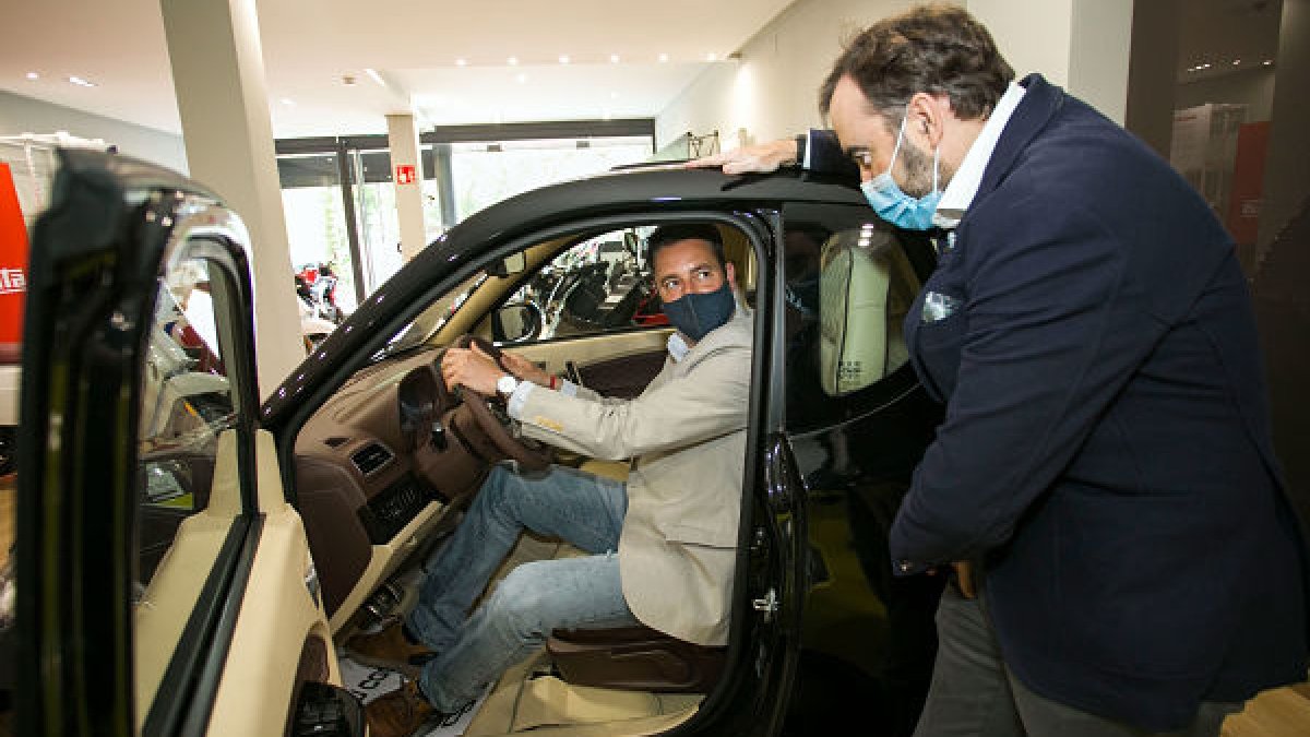 El presidente de Invicta, Julián Alonso, explica los detalles de uno de los vehículos eléctricos en exposición al alcalde de Burgos, Daniel de la Rosa. FOTOS: TOMÁS ALONSO