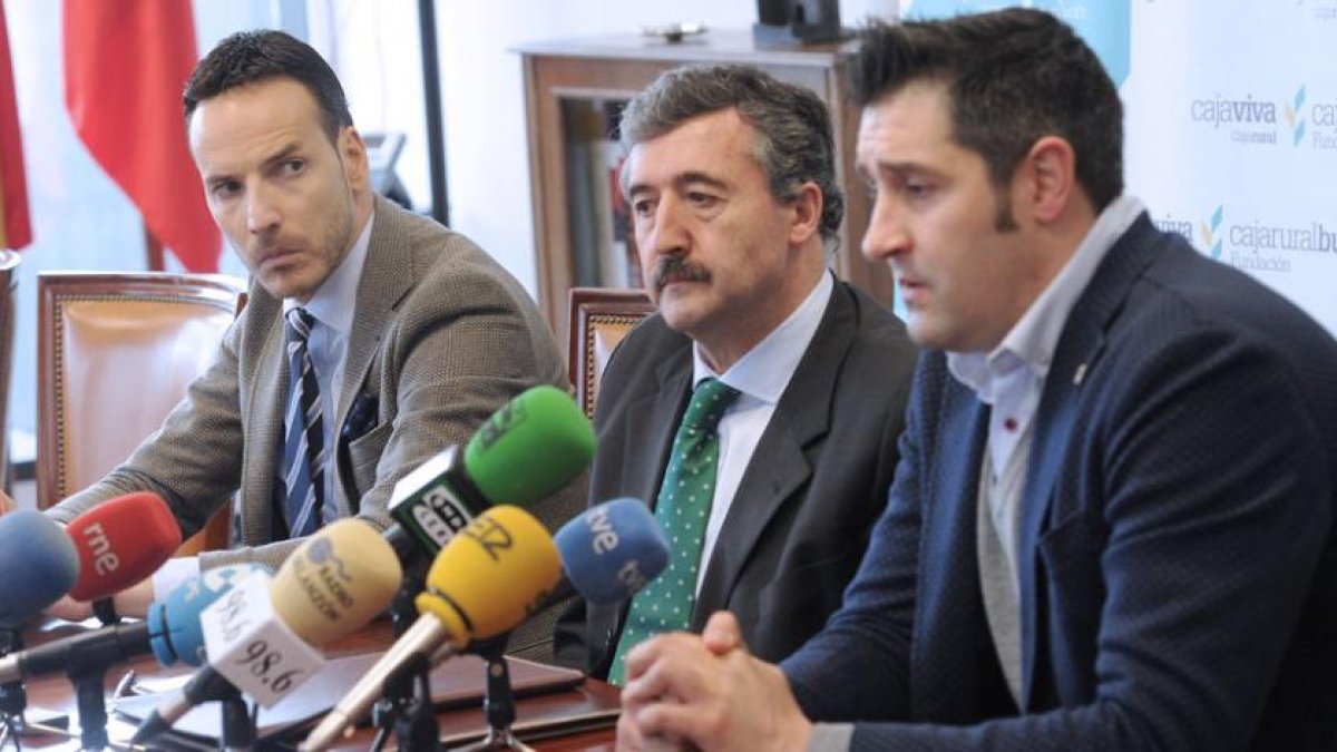 Sancho y Martínez flanquean a Tomás Fisac, vicepresidente de la Fundación Caja Rural, ayer.-ISRAEL L. MURILLO