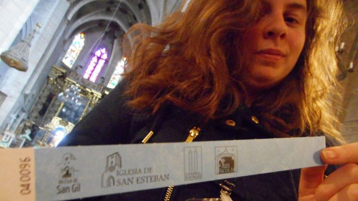 Sandra, una de las empleadas que atienden a los turistas en San Gil, muestra una de las pulseras.-