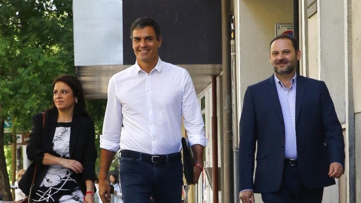 Pedro Sánchez, acompañado de Adriana Lastra y José Luis Ábalos, a su llegada este miércoles a la sede del PSOE.-EFE / J. P. GANDUL
