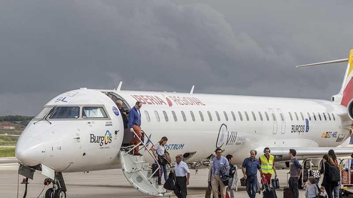 Un grupo de pasajeros desciende del avión en el aeropuerto de Villafría.-SANTI OTERO