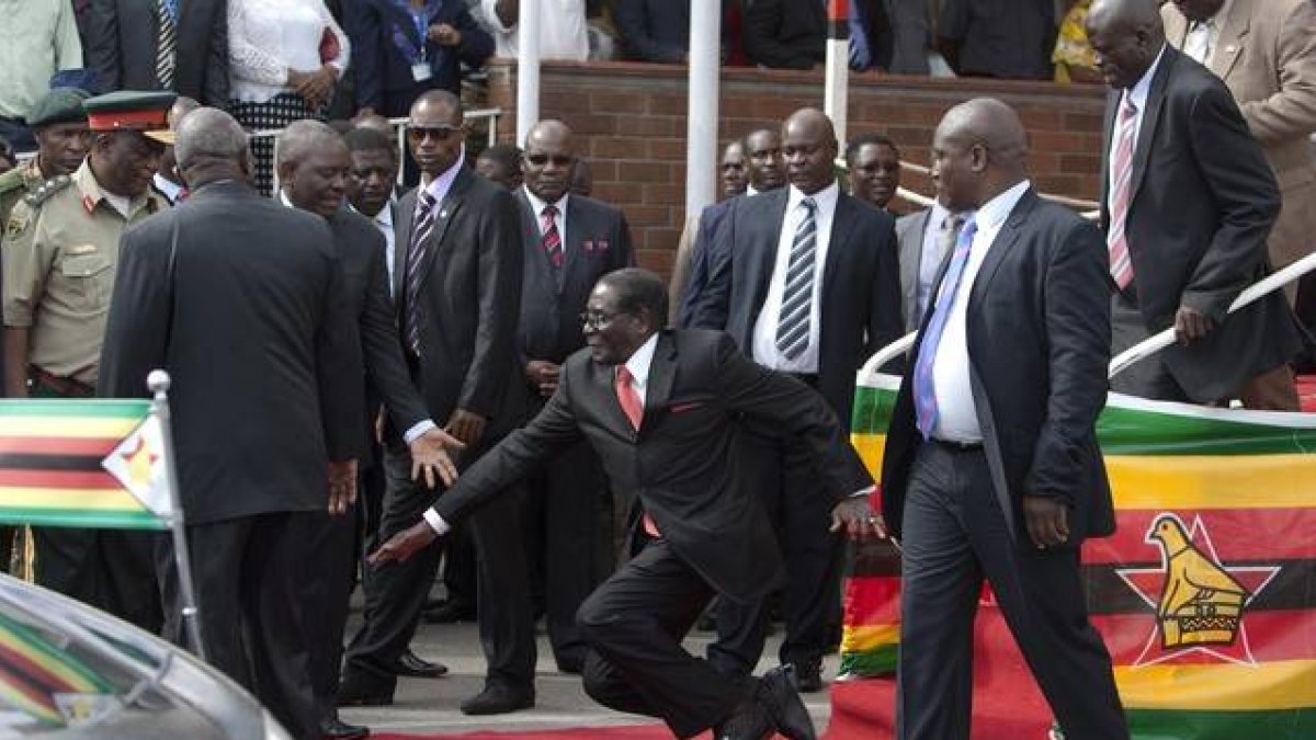 El presidente de Zimbabue Robert Mugabe tropezando tras un discurso este lunes en un aeropuerto en su país.-Foto: AP PHOTO