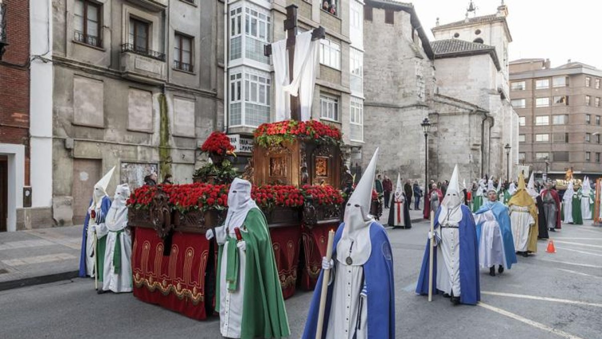 Los cofrades acompañan al Santo Sudario-Santi Otero