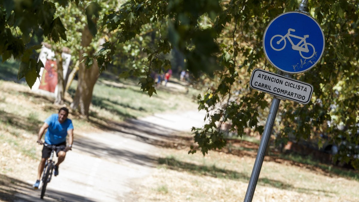 Un ciclista por el actual tramo de carril bici que comunica con la barriada San Juan Bautista, cuyas obras podrían iniciarse en noviembre. SANTI OTERO