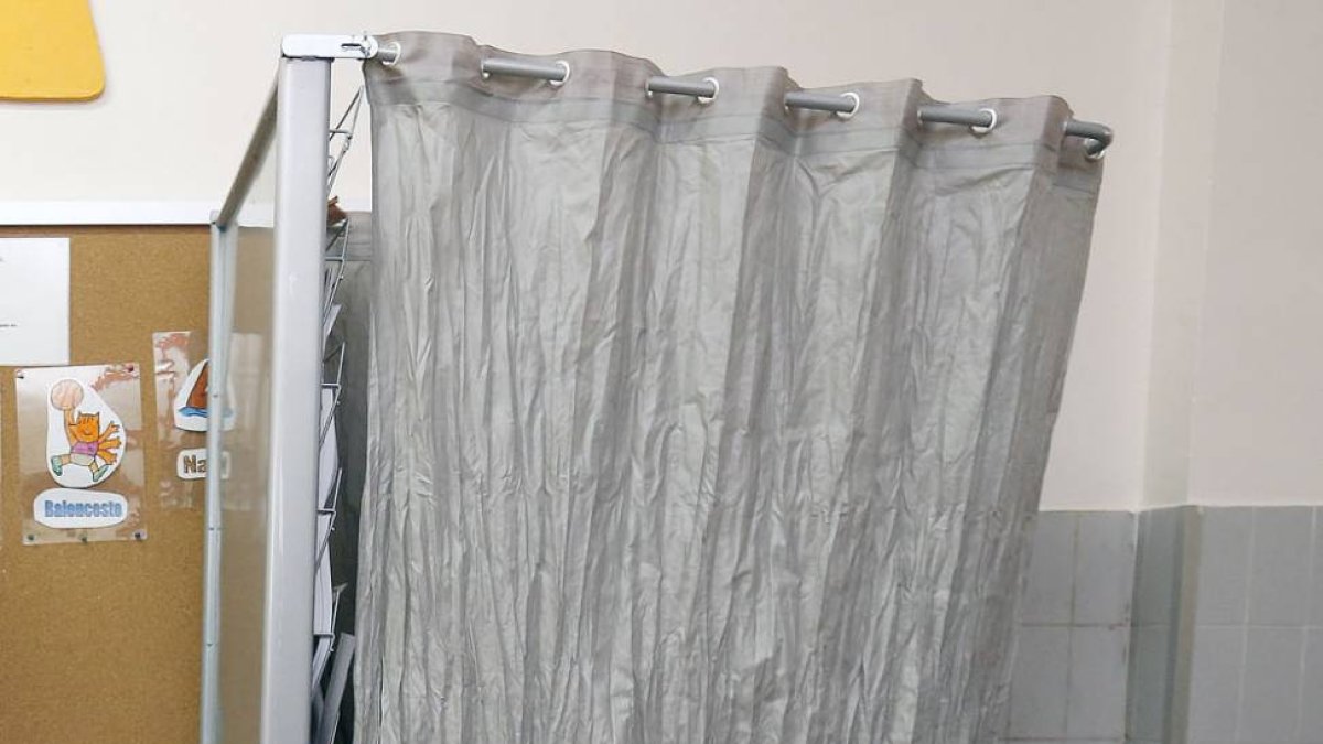 Un ciudadano vota en uno de los colegios habilitados.-RAÚL G. OCHOA