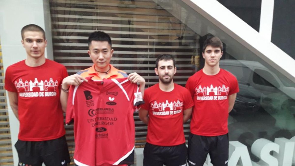 Li Zhouyang se ejercitó ayer en el gimnasio con los jugadores del UBU Barbulescu, Ausín y Sáez-ECB