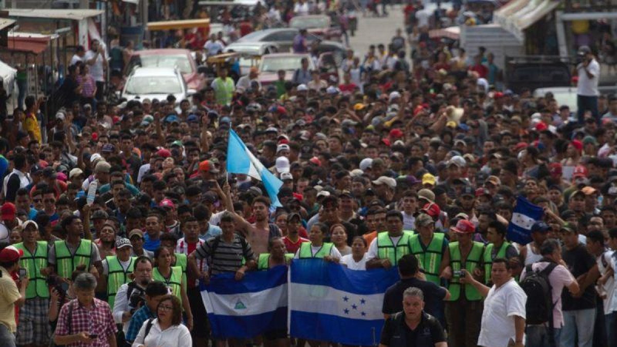 Los viajeros entraron en la ciudad tras una larga jornada de unas siete horas en las que recorrieron los 40 kilómetros que separan a Tapachula de Ciudad Hidalgo, en la frontera con la guatemalteca Tecún Umán.-EFE