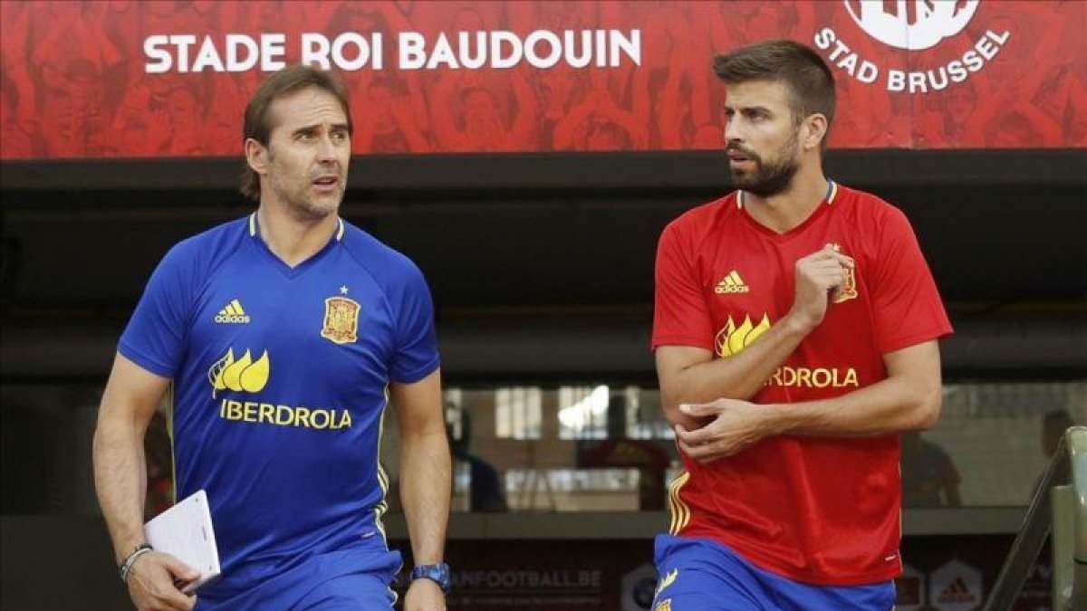 Julen Lopetegui y Gerard Piqué saltan al césped del estadio Rey Baldunio antes del entrenamiento de este miércoles.-SERGIO BARRENECHEA / EFE