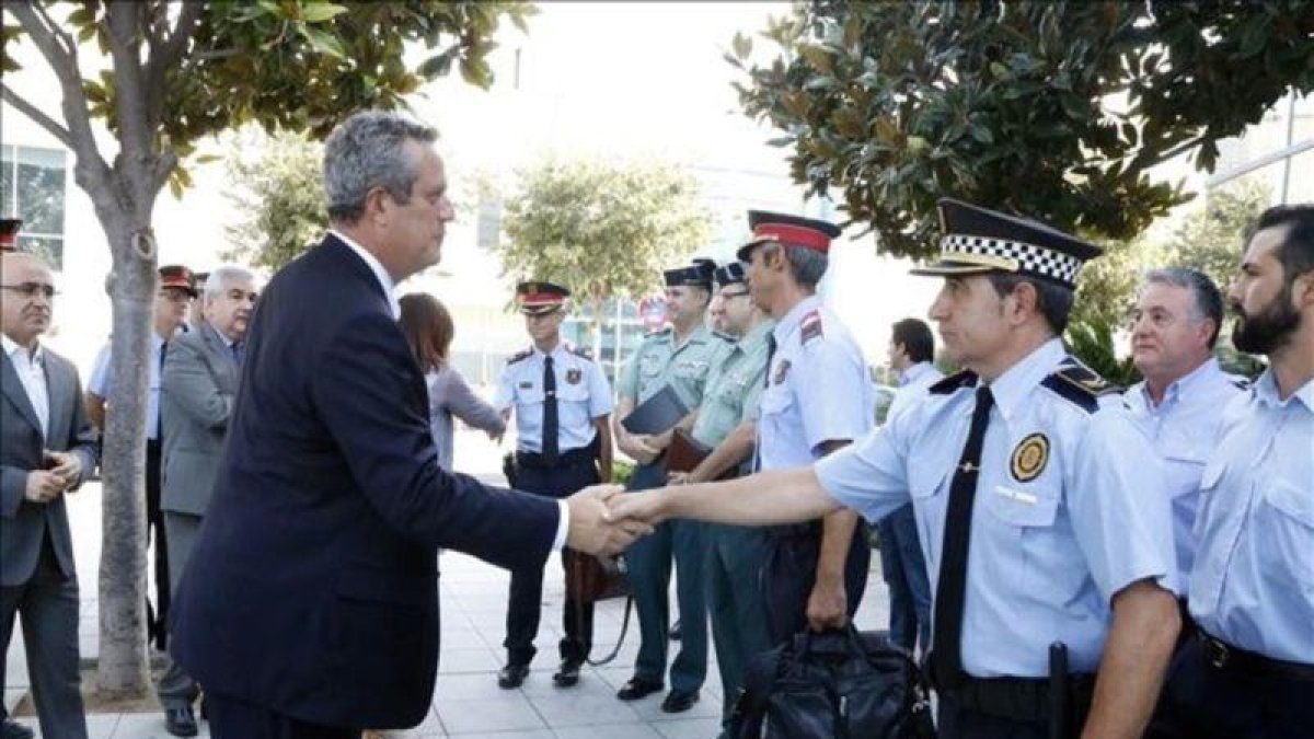 El conseller de Interior, Joaquim Forn, saludando a los cuerpos policiales en Cambrils (Tarragona) tras los atentados.-ROGER SEGURA / ACN
