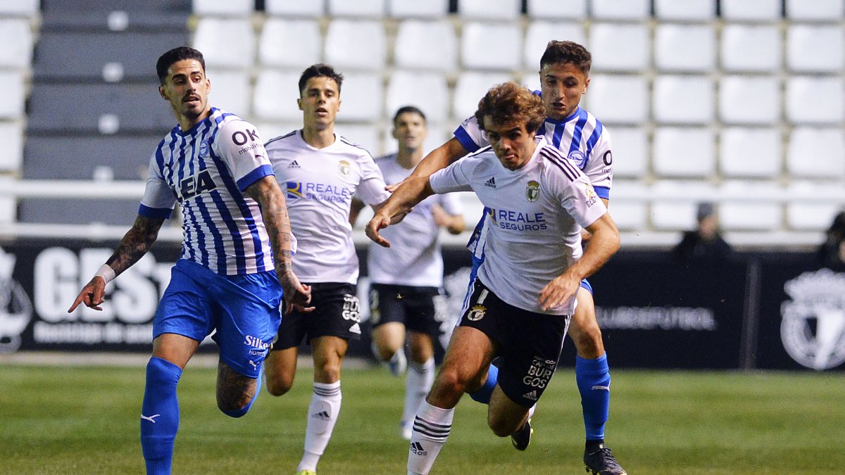 Artola corre tras un balón durante el partido de ayer disputado en El Plantío. TOMÁS ALONSO
