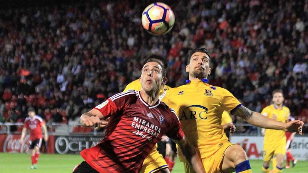 Urko Vera, en plena acción, fue el autor del primer tanto del CD Mirandés en el choque de ayer en Anduva-Alfonso G. Mardones