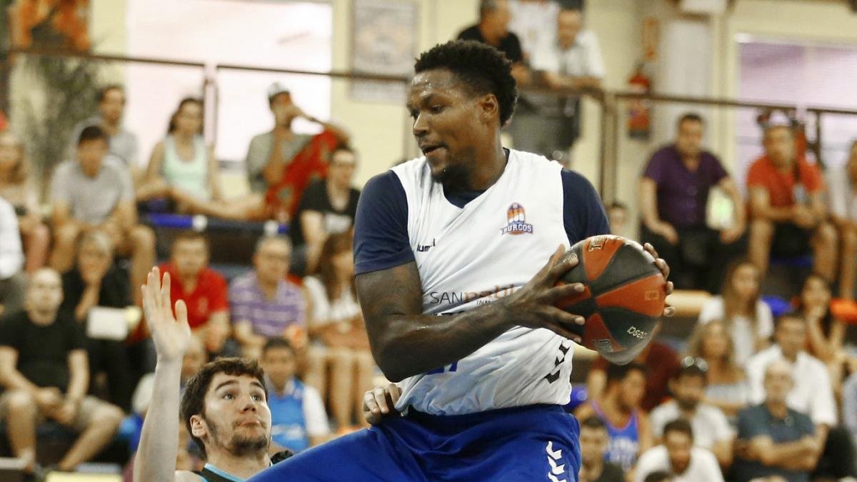 Thompson gana el rebote al jugador del Estudiantes Brizuela en el Circuito Movistar.-ACB PHOTO / E. COBOS