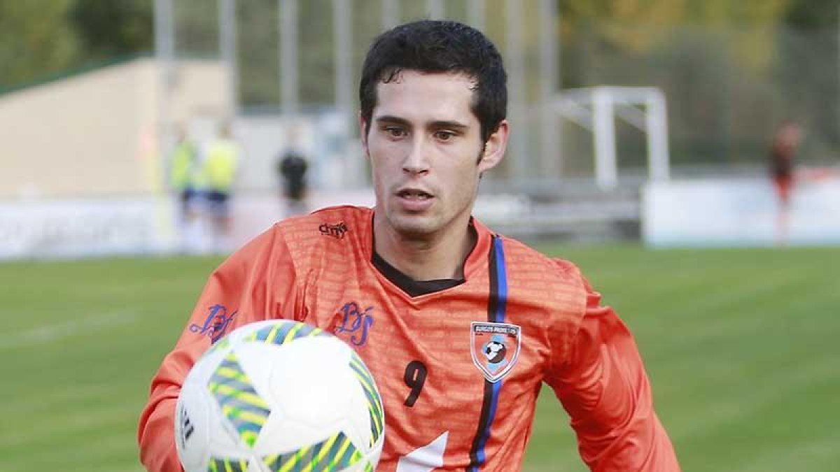 Álvaro Soto persigue el balón en un choque disputado en Castañares.-RAÚL G. OCHOA