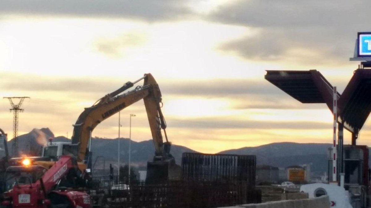Obras en el tramo de enlace de la extinta autopista AP-1 con la AP-68.-ECB