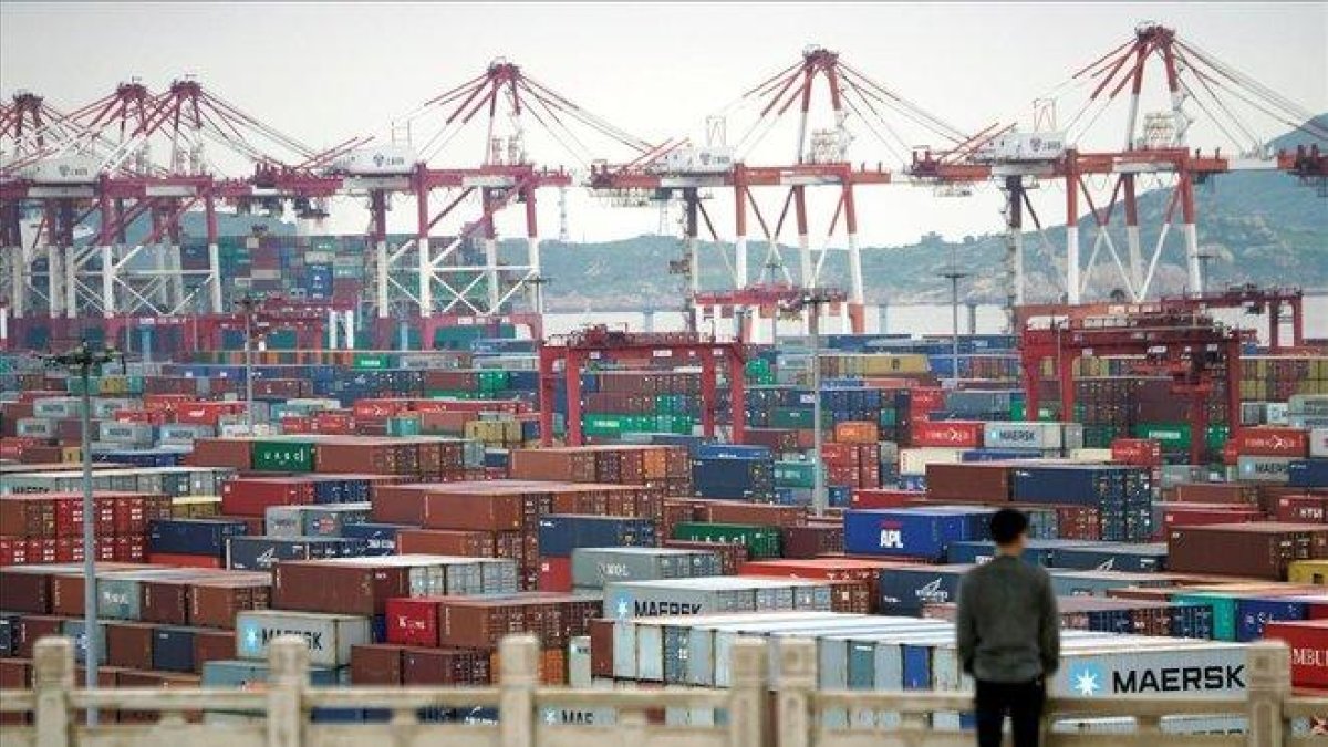 Contenedores cargados con productos chinos listos para exportar aguardan en el puerto de Shanghái.-ALY SONG (REUTERS)
