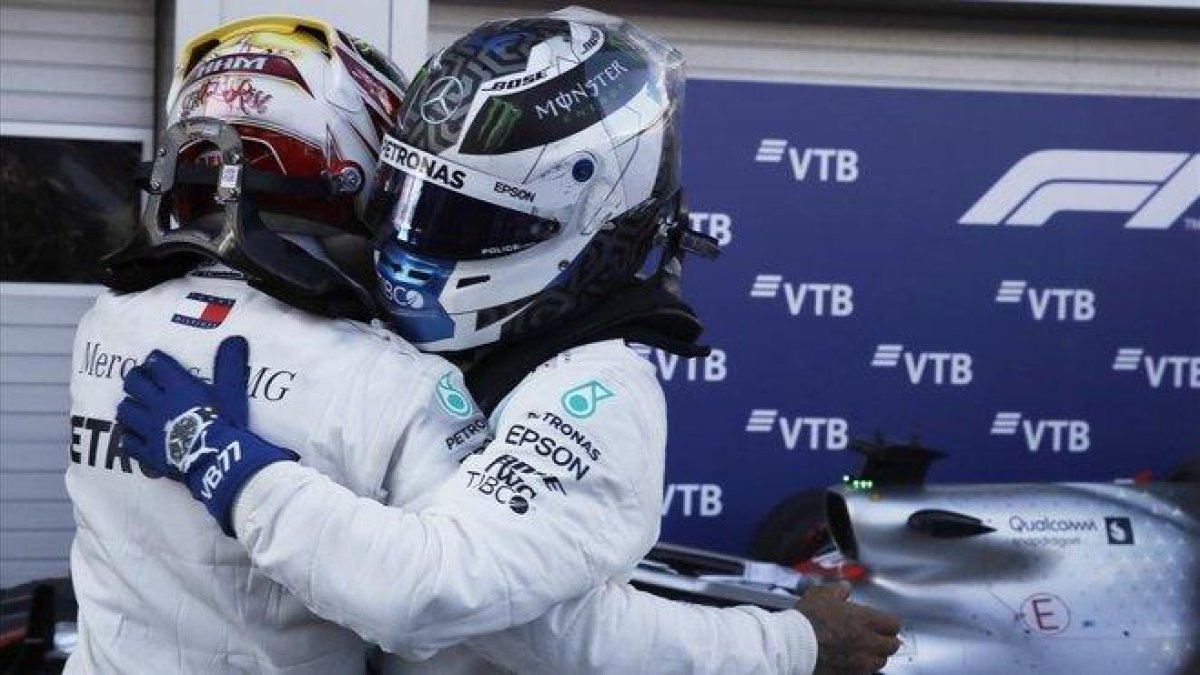 Lewis Hamilton (Mercedes) celebra la victoria y el doblete de Mercedes en Sochi / AP/LUCA BRUNO-AP / LUCA BRUNO