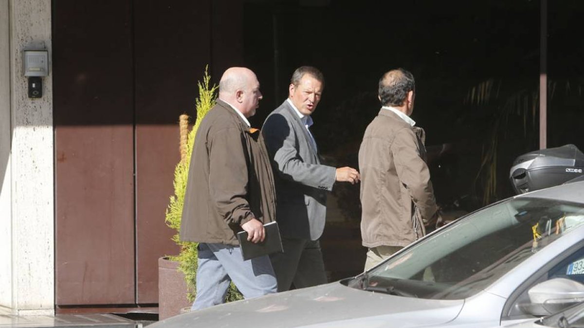 Ángel Viadero a su llegada a Burgos junto a su representante Antxon Mujika (izquierda) y otro acompañante.-RAÚL G. OCHOA