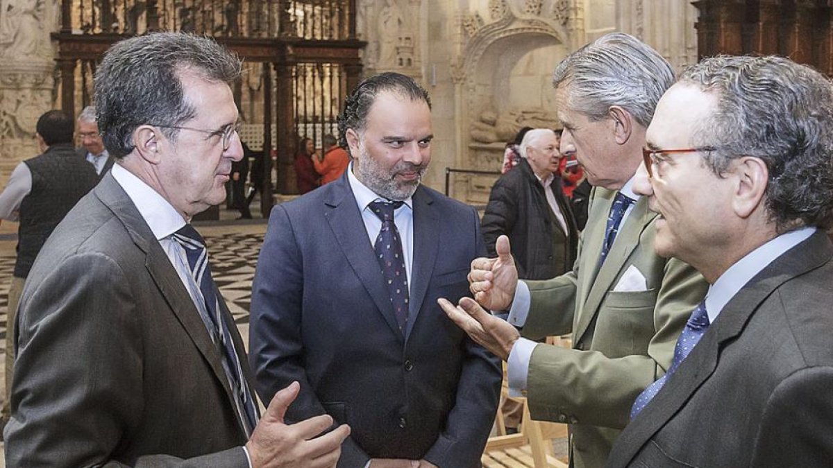 José Luis Ulibarri conversa con Fernando de Yarza (Henneo), Asís Martín, (Europa press) y Javier Moll (Prensa Ibérica).-S. OTERO