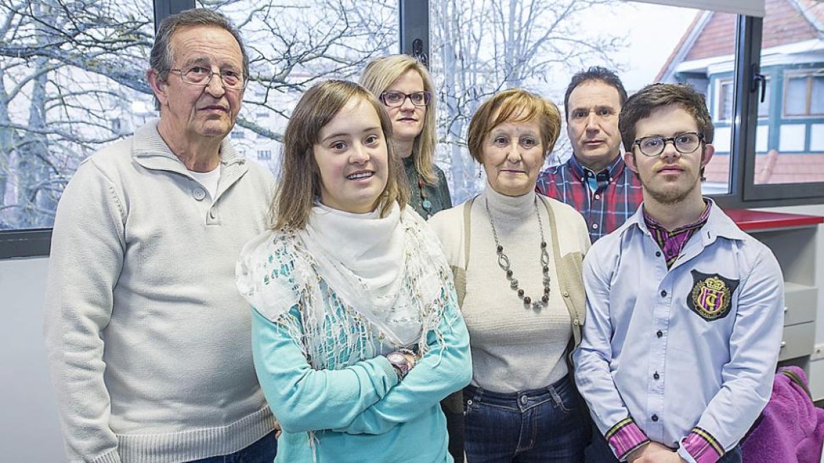 De izquierda a derecha: Andrés, Olga, Begoña, Goyi, Paulino y Borja en las instalaciones de la Asociación Síndrome de Down Burgos.-ISRAEL L. MURILLO